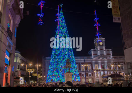 Madrid, Spanien. 24 Nov, 2017. Madrid Bürger versammelten sich in Sol Square die traditionelle Einschalten der Weihnachtsbaum und die Weihnachtsbeleuchtung in der ganzen Stadt zu zeugen. Credit: Lora Grigorova/Alamy leben Nachrichten Stockfoto