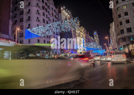 Madrid, Spanien. 24 Nov, 2017. Madrid Bürger versammelten sich in Sol Square die traditionelle Einschalten der Weihnachtsbaum und die Weihnachtsbeleuchtung in der ganzen Stadt zu zeugen. Credit: Lora Grigorova/Alamy leben Nachrichten Stockfoto