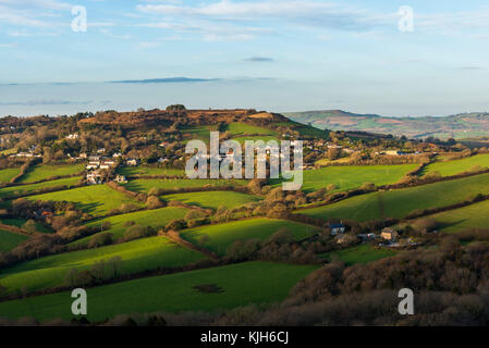 Golden Cap, Dorset, Großbritannien. 24. November 2017. UK Wetter. Blick vom Gipfel des Goldenen Kappe auf der Jurassic Coast von Dorset in Richtung Morcombelake an einem kalten sonnigen Nachmittag. Golden Cap ist die höchste Klippe an der Südküste von England. Foto: Graham Jagd-/Alamy leben Nachrichten Stockfoto