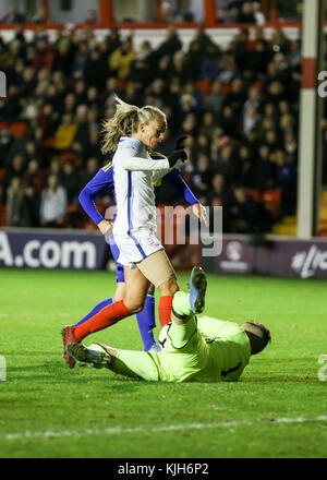 England's Frauen Team, den Löwinnen, Bosnien & Herzegowina, FIFA Frauenfussball Weltmeisterschaft qualifizieren, November 2017. Toni Duggan läuft über torwart Almina Hodzic Stockfoto