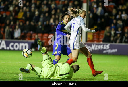 England's Frauen Team, den Löwinnen, Bosnien & Herzegowina, FIFA Frauenfussball Weltmeisterschaft qualifizieren, November 2017. Toni Duggan läuft über torwart Almina Hodzic Stockfoto