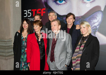 Turin, Italien. 24. November 2017. Die Besetzung von "finden Sie Ihre Füße' auf dem roten Teppich von Turin Film Festival, wo der Film hatte Weltpremiere. Schauspieler Celia Imrie (zweiter von links) und Timothy spall (dritter von links) mit Regisseur Richard Loncraine (Mitte, 2. Zeile) Credit: Marco destefanis/alamy live News besucht Stockfoto