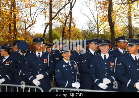 New York, USA. November 2017. Mitglieder der U.S. Air Force Band aus Washington, DC, warten auf den Start der 91. Macy's Thanksgiving Day Parade in New York, 23. November 2017. Quelle: Gordon Donovan/Alamy Live News Stockfoto