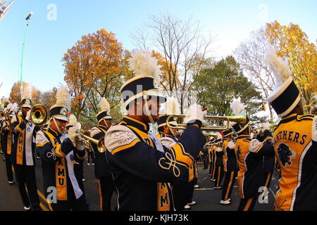 New York, USA. November 2017. The Prairie View A&M Marching Storm aus Prairie View, Texas, marschiert bei der 91st Macys Thanksgiving Day Parade in New York, 23. November 2017. ( Quelle: Gordon Donovan/Alamy Live News Stockfoto