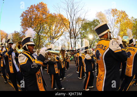 New York, USA. November 2017. The Prairie View A&M Marching Storm aus Prairie View, Texas, marschiert bei der 91st Macys Thanksgiving Day Parade in New York, 23. November 2017. ( Quelle: Gordon Donovan/Alamy Live News Stockfoto