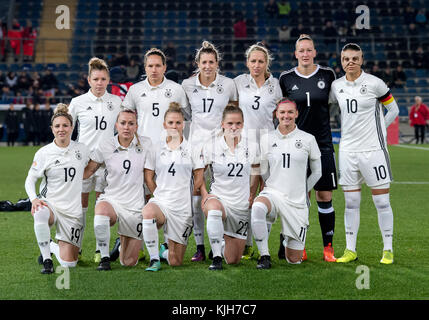 Bielefeld, Deutschland. November 2017. Startelf Deutschland, hintere Reihe von Links nach rechts: Linda Dallmann, Babett Peter, Verena Faisst, Kathrin Hendrich, Torfrau Almuth Schult und Dzsenifer Marozsan; vordere Reihe von Links nach rechts: Svenja Huth, Mandy Islacker, Leonie Maier, Tabea Kemme und Alexandra Popp GES/ Fussball/ Freundschaftsspiel DFB-Frauen 24.11.2017: Deutschland - Frankreich - Frankreich - Frankreich Fußball-Frauen: Deutschland - Frankreich - Fußball/Soccer News: 24 November 2017 Fußball-Nationalmannschaft Deutschland, Frankreich - Fußball-Team: Fußball/Soccer World World World World League, Deutschland, Frankreich Stockfoto