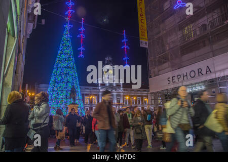 Madrid, Spanien. 24. November 2017. Menschen versammeln sich eine traditionelle massive Christmas Tree lighting im Sol Square und Garn via Kreditkarte zu beobachten: Alberto Sibaja Ramírez/Alamy leben Nachrichten Stockfoto