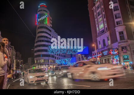 Madrid, Spanien. 24. November 2017. Menschen versammeln sich eine traditionelle massive Christmas Tree lighting im Sol Square und Garn via Kreditkarte zu beobachten: Alberto Sibaja Ramírez/Alamy leben Nachrichten Stockfoto