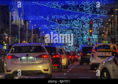 Madrid, Spanien. 24. November 2017. Menschen versammeln sich eine traditionelle massive Christmas Tree lighting im Sol Square und Garn via Kreditkarte zu beobachten: Alberto Sibaja Ramírez/Alamy leben Nachrichten Stockfoto