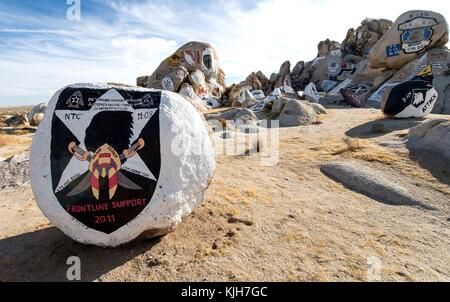 Fort Irwin, Kalifornien, USA. November 2017. Es ist eine Tradition für amerikanische Militäreinheiten, die in Fort Irwin in der Kunst des Krieges trainiert haben, ihre Einheitsabzeichen auf Felsbrocken zu malen, bevor sie dieses Mojave Desert National Training Center verlassen. Quelle: Brian Cahn/ZUMA Wire/Alamy Live News Stockfoto