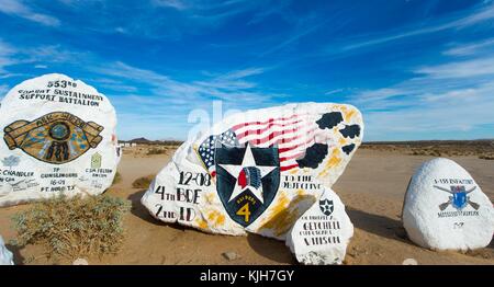 Fort Irwin, Kalifornien, USA. November 2017. Es ist eine Tradition für amerikanische Militäreinheiten, die in Fort Irwin in der Kunst des Krieges trainiert haben, ihre Einheitsabzeichen auf Felsbrocken zu malen, bevor sie dieses Mojave Desert National Training Center verlassen. Quelle: Brian Cahn/ZUMA Wire/Alamy Live News Stockfoto