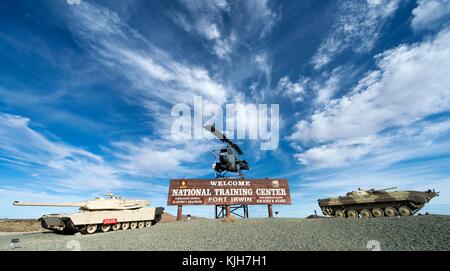 In fort Irwin, Kalifornien, USA. 24 Nov, 2017. Das willkommensschild am Fort Irwin, Mojave Desert National Training Center der Armee. Credit: Brian cahn/zuma Draht/alamy leben Nachrichten Stockfoto