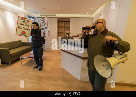 November 2017 – London, Großbritannien. November 2017. Beatriz Acuna hält das Banner „Justice for the Cleaners Outside 138 Fetter Lane, eines der Büros, in dem sie für Regular Cleaning Limited, ein Familienunternehmen mit Sitz in Lewisham, arbeitete.“ die Cleaners and Allied Independent Workers Union (CAIWU) protestierte in ihrem Namen, da sie wegen ihrer gewerkschaftsaktivitäten als Vertreterin bei einem Finsbury Circus, wo sie drei Jahre gearbeitet hatte, von Regular ohne Grund entlassen wurde. Den Demonstranten in der Fetter Lane wurde gesagt, dass niemand vor Ort sei, weder von der Geschäftsleitung. Stockfoto