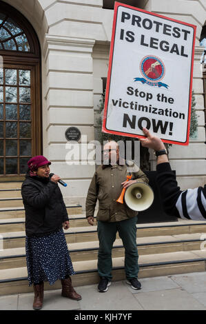 November 24, 2017 - London, UK. 24. November 2017. victimized cleaner Beatriz acuna hält ein Banner "Gerechtigkeit für die Reinigungsmittel außerhalb 138 fetter Lane, einem der Büros, wo Sie für die regelmäßige Reinigung beschränkt gearbeitet, ein Familienbetrieb in lewisham., die Reinigungskräfte und Verbündete unabhängige Workers Union (caiwu) protestierte in Ihrem Namen, wie Sie durch regelmäßige ohne Ursache wurde wegen ihrer gewerkschaftlichen Aktivitäten als rep an einem finsbury Circus, wo Sie für drei Jahre gearbeitet hatte, entlassen. Die Demonstranten bei fetter Lane wurde gesagt, es war niemand vor Ort entweder von der Verwaltungsgesellschaft. Stockfoto