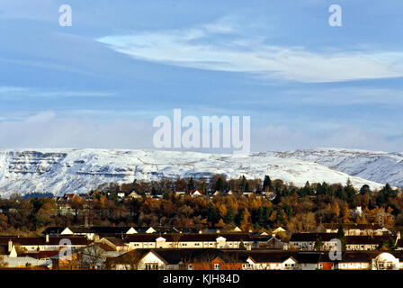 Glasgow, Schottland, Großbritannien 25. November. Wetter in Großbritannien: Eisige nächtliche Temperaturen weichen zu einem kalten hellen Morgen für bearsden mit Restschnee in den Campsie Hills mit Blick auf die Vororte von Nord Glasgow. Credit Gerard Ferry/Alamy News Stockfoto