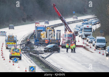 Bebington, UK. 25. November 2017. Fahrbahnen der M53, wo sowohl im Norden als auch im Süden geschlossen, nachdem ein Lkw durch die zentrale Reservierung auf der Gegenfahrbahn Absturz in ein Auto zusammenstieß. Es wurde von North West Autobahn Polizei teilte mit, dass es keine schweren Verletzungen als Folge des Ereignisses, geschah kurz vor 8 Uhr am Samstag, den 25. November 2017. Quelle: Christopher Middleton/Alamy leben Nachrichten Stockfoto