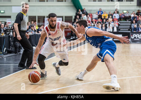 Leicester, Großbritannien. November 2017. Großbritannien Teddy Okereafor und Griechenland Giannoulis Larentzakis während der FIBA-WM-Qualifikation zwischen Großbritannien und Griechenland in der Leicester Arena. Endergebnis Großbritannien 92 Griechenland 95 Credit: Stephen Wright/SOPA/ZUMA Wire/Alamy Live News Stockfoto