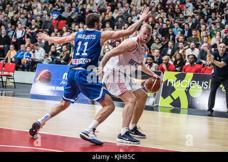 Leicester, Großbritannien. 24 Nov, 2017. Großbritannien dan Clark und Griechenland Vangelis margaritis während der FIBA WM-Qualifikation zwischen Großbritannien und Griechenland an der Leicester Arena. Endstand Großbritannien 92 Griechenland 95 Credit: Wright Stephen/Sopa/zuma Draht/alamy leben Nachrichten Stockfoto