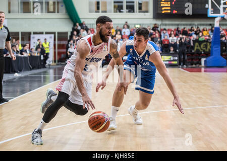 Leicester, Großbritannien. 24 Nov, 2017. Großbritannien teddy okereafor und Griechenland giannoulis larentzakis während der FIBA WM-Qualifikation zwischen Großbritannien und Griechenland an der Leicester Arena. Endstand Großbritannien 92 Griechenland 95 Credit: Wright Stephen/Sopa/zuma Draht/alamy leben Nachrichten Stockfoto