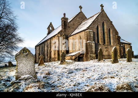 Wald-in-Teesdale, County Durham, UK. Samstag, den 25. November 2017. UK Wetter. St James die weniger Kirche in oberen Teesdale wie Schnee Duschen einige Teile des nördlichen England beeinflussen. Quelle: David Forster/Alamy leben Nachrichten Stockfoto