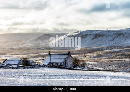 Obere Teesdale, County Durham, UK. Samstag, den 25. November 2017. UK Wetter. Frost und starke Winde wie Schnee fegt über Obere Teesdale im Nordosten Englands. Quelle: David Forster/Alamy leben Nachrichten Stockfoto