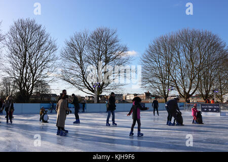 Hampton Court Palace, SW London, UK. 25. November 2017. Der erste Tag des Skaten in der Open-air-Eisbahn in Hampton Court Palace in South West London. Credit: Julia Gavin/Alamy leben Nachrichten Stockfoto