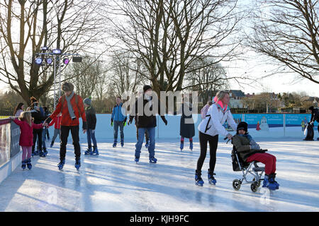 Hampton Court Palace, SW London, UK. 25. November 2017. Der erste Tag des Skaten in der Open-air-Eisbahn in Hampton Court Palace in South West London. Credit: Julia Gavin/Alamy leben Nachrichten Stockfoto