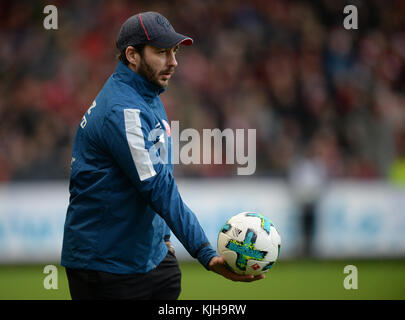 Mainzer Trainer Sandro Schwarz holt den Ball beim Fußball-Bundesliga-Spiel zwischen dem SC Freiburg und dem FSV Mainz in Freiburg im Breisgau am 25. November 2017. (EMBARGO-BEDINGUNGEN - ACHTUNG: Aufgrund der Akkreditierungsrichtlinien erlaubt die DFL nur die Veröffentlichung und Nutzung von bis zu 15 Bildern pro Spiel im Internet und in Online-Medien während des Spiels.) Foto: Patrick Seeger/dpa Stockfoto