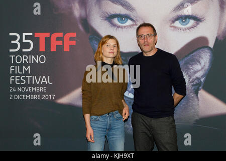 Torino, Italien. 25. November 2017. Die französische Schauspielerin Clémence Poésy (Clemence Poesie) (links) Mit dem italienischen Schauspieler Valerio Mastandrea (rechts) bei Torino Film Festival Quelle: Marco Destefanis/Alamy leben Nachrichten Stockfoto