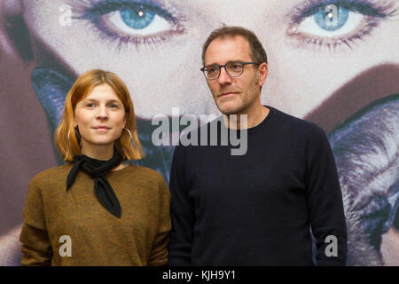 Torino, Italien. 25. November 2017. Die französische Schauspielerin Clémence Poésy (Clemence Poesie) (links) Mit dem italienischen Schauspieler Valerio Mastandrea (rechts) bei Torino Film Festival Quelle: Marco Destefanis/Alamy leben Nachrichten Stockfoto