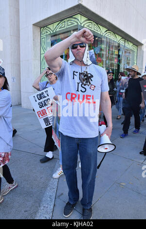 Beverly Hills, Kalifornien, USA. 24. November 2017. peta Tierschuetzer beschmutzt protestieren in Beverly Hills. Sie gingen an Store protestieren die Verwendung von tierischem Fell für Mode. Stockfoto
