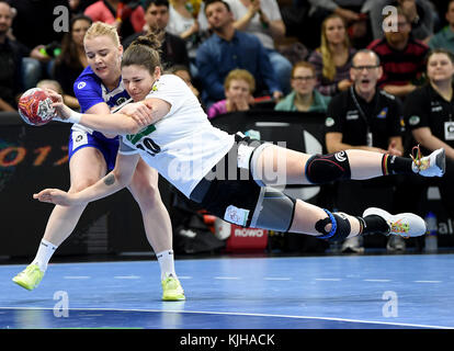 Dresden, Deutschland. November 2017. Die Deutsche Jennifer fuhr (r) und die Isländische Stefania Theodorsdottir im Einsatz während des Handball-Handballspiels der Frauen zwischen Deutschland und Island in der Ballsport Arena in Dresden, Deutschland, am 25. November 2017. Quelle: Monika Skolimowska/dpa-Zentralbild/dpa/Alamy Live News Stockfoto