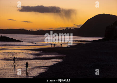 Honiton, Devon, 25. Nov 17 Nach einem frostigen Beginnen, der Tag weiterhin kalt und klar in Devon. Am Abend Leute Kopf heraus für einen späten Abend Spaziergang in Sidmouth. Tony Charnock/Alamy leben Nachrichten Stockfoto