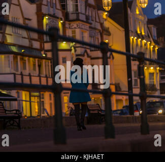 Honiton, Devon, 25. Nov 17 Nach einem frostigen Beginnen, der Tag weiterhin kalt und klar in Devon. Am Abend Leute Kopf heraus für einen späten Abend Spaziergang in Sidmouth. Tony Charnock/Alamy leben Nachrichten Stockfoto