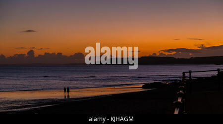 Sidmouth, Devon, 25.. Nov 17 nach einem frostigen Start ging der Tag in Devon kalt und klar weiter. Wenn es Abend wird, machen die Menschen einen Spaziergang am späten Abend in Sidmouth. Stockfoto