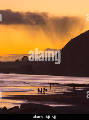 Sidmouth, Devon, 25.. Nov 17 nach einem frostigen Start ging der Tag in Devon kalt und klar weiter. Wenn es Abend wird, machen die Menschen einen Spaziergang am späten Abend in Sidmouth. Stockfoto