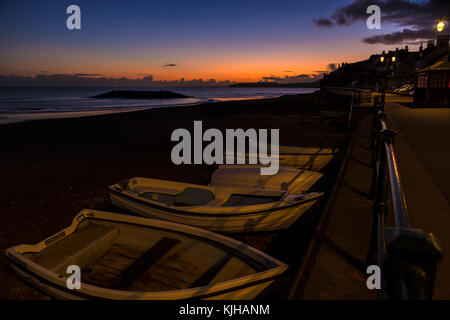 Honiton, Devon, 25. Nov 17 Nach einem frostigen Beginnen, der Tag weiterhin kalt und klar in Devon. Einen schönen Sonnenuntergang am Strand von Sidmouth. Tony Charnock/Alamy leben Nachrichten Stockfoto