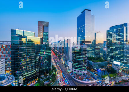 Verkehr in der Nacht in der Stadt Gangnam Seoul, Südkorea Stockfoto