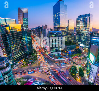 Verkehr in der Nacht in der Stadt Gangnam Seoul, Südkorea Stockfoto