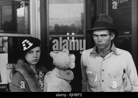 Schwarz-weiß-Foto einer jungen Familie, Mann, Frau und Baby, von Ben Shahn, Litauisch geboren, US-amerikanischer Künstler, der für seine Arbeit für die Farm Security Administration bekannt ist, die die Auswirkungen der Großen Depression dokumentiert, Smithland, Kentucky, 1935. Aus der New York Public Library. Stockfoto