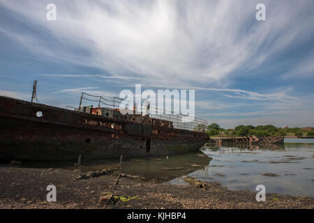 Die verrostete Schiffsrumpf der ehemaligen Gosport Ferry 'Vadne' (erbaut 1939 bis 1965), in Forton See, Gosport, Hampshire, England, UK aufgegeben Stockfoto