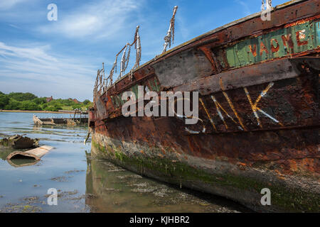 Die verrostete Schiffsrumpf der ehemaligen Gosport Ferry 'Vadne' (erbaut 1939 bis 1965), in Forton See, Gosport, Hampshire, England, UK aufgegeben Stockfoto