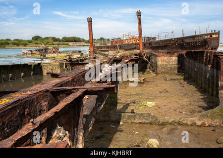 Die verrostete Schiffsrumpf der ehemaligen Gosport Ferry 'Vadne' (erbaut 1939 bis 1965), in Forton See, Gosport, Hampshire, England, UK aufgegeben Stockfoto