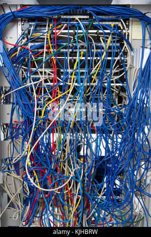 Ein Computer netzwerk server Gehäuse mit einem Durcheinander von verschlungenen blauen Kabel. Stockfoto