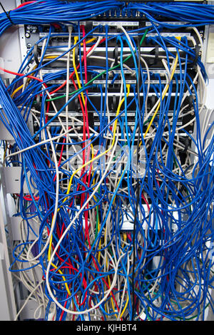 Ein Computer netzwerk server Gehäuse mit einem Durcheinander von verschlungenen blauen Kabel. Stockfoto