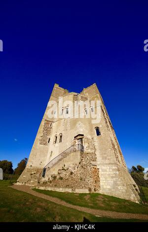 Historische aus dem 12. Jahrhundert von Orford Castle in Suffolk gegen den tiefblauen Himmel. East Anglia, England, Großbritannien Stockfoto