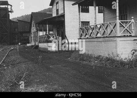 Schwarzweißfoto einer Reihe von Häusern in einer Bergbaustadt von Walker Evans, amerikanischer Fotograf, der vor allem für seine Arbeit für die Farm Security Administration bekannt ist, die die Auswirkungen der Großen Depression dokumentiert, Scotts Run, Monongalia County, West Virginia, 1935. Aus der New York Public Library. Stockfoto