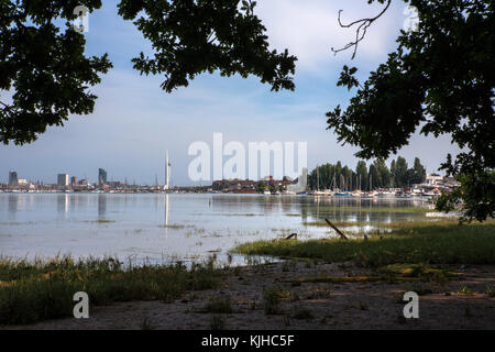 Portsmouth und den Oberlauf des Portsmouth Harbour von der Gosport Seite an Elson, Gosport, Hampshire, England, Großbritannien Stockfoto