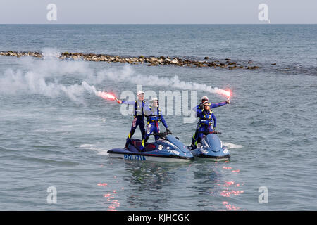 Rom, Italien - 9. Mai 2009: Schiffspolizei, Spezialpolizei Italiens, Ausbildung auf See mit Wasserkörpern, in einer öffentlichen Übung während der Stockfoto