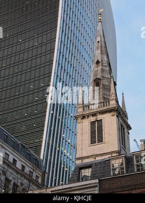 Die 20 Fenchurch Street 'Walkie-Talkie' Gebäude und Saint Margaret Pattens Kirche von England. London, England, Vereinigtes Königreich. Stockfoto